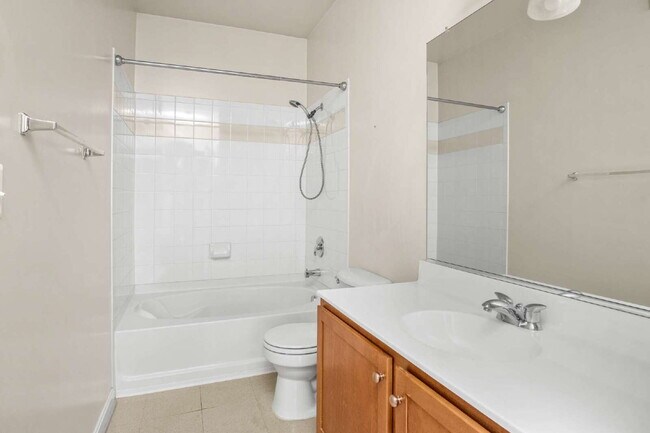 Building Photo - Modern Condo Living with Balcony and Great Location