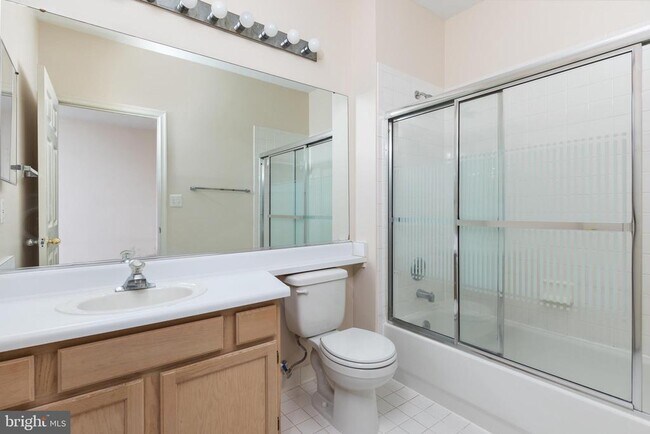 Building Photo - 1705 Lake Shore Crest Dr