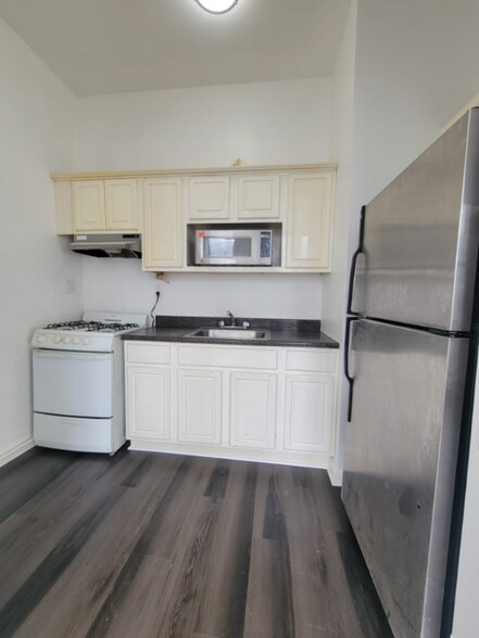 Building Photo - 13 Bleecker St