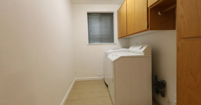 Building Photo - Updated Large 3 bedroom 2 bathroom home