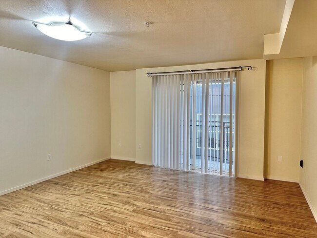 Building Photo - Beautiful condo w/garage space in desirable Belltown! Available 6/10/2026!