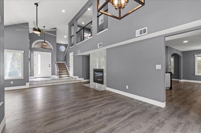 Building Photo - Contemporary 4bd Home with Expansive Spaces and Designer Details