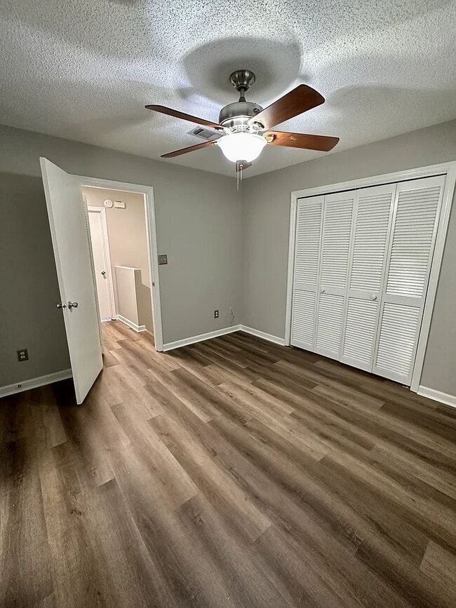 Building Photo - "Two story, 2 bedroom / 2.5 bathroom townhome near Hilaman Golf Course available for August move-...