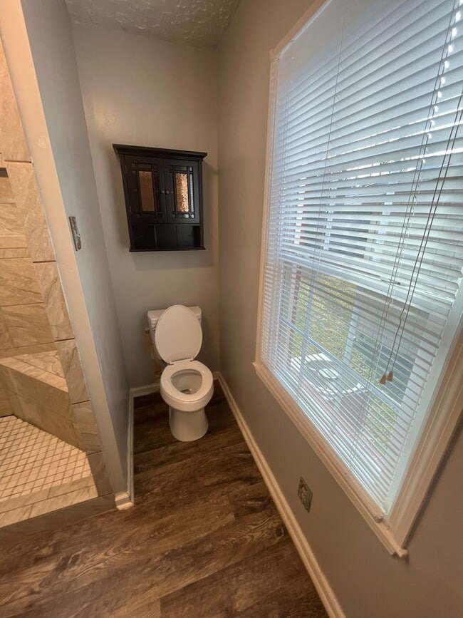 Building Photo - 3 Bed/2 Bath Home