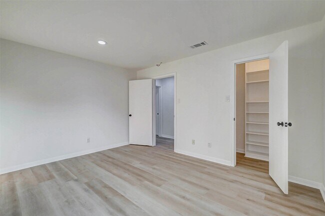 Building Photo - 10303 Chevy Chase Dr