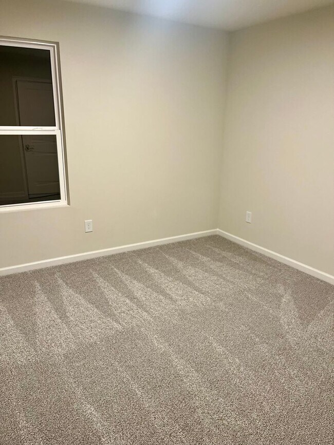 Building Photo - Newer Construction Home!