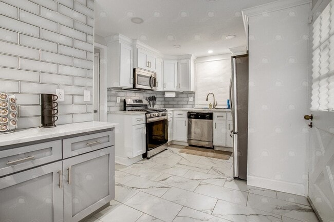 Building Photo - 3-bedroom 3-bathroom w/a loft in historic Pendleton Heights!