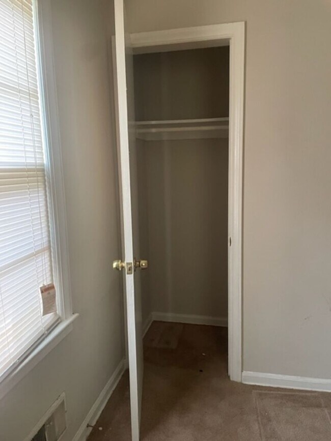 Building Photo - Three Bedroom One bathroom home for Rent