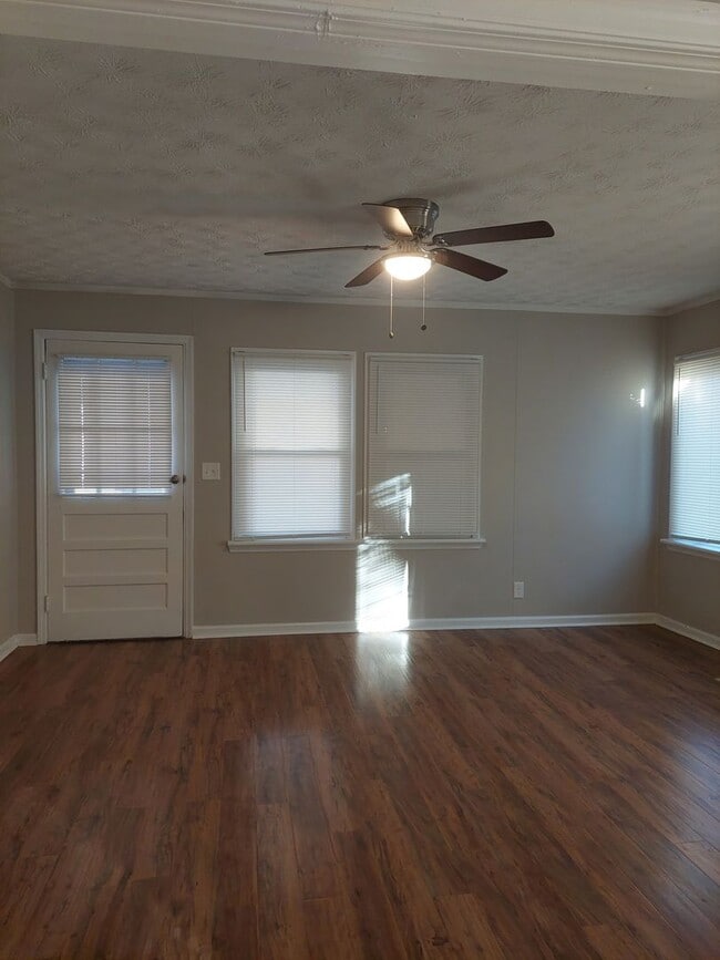 Building Photo - Spacious 3-bedroom Home in Jordan/Johnson Area