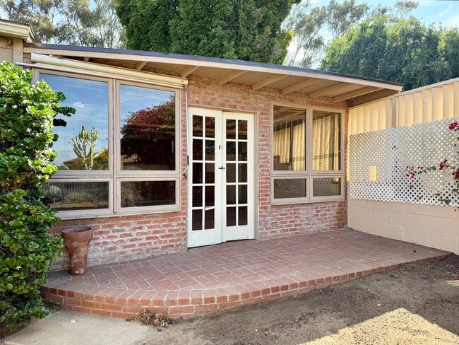 Building Photo - Country Charmer w/ Views Galore!