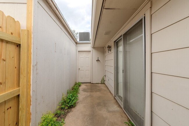 Building Photo - 6638 Lexington Dr