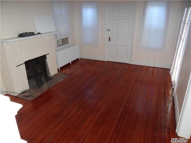 Living Room - 91 Jerusalem Ave