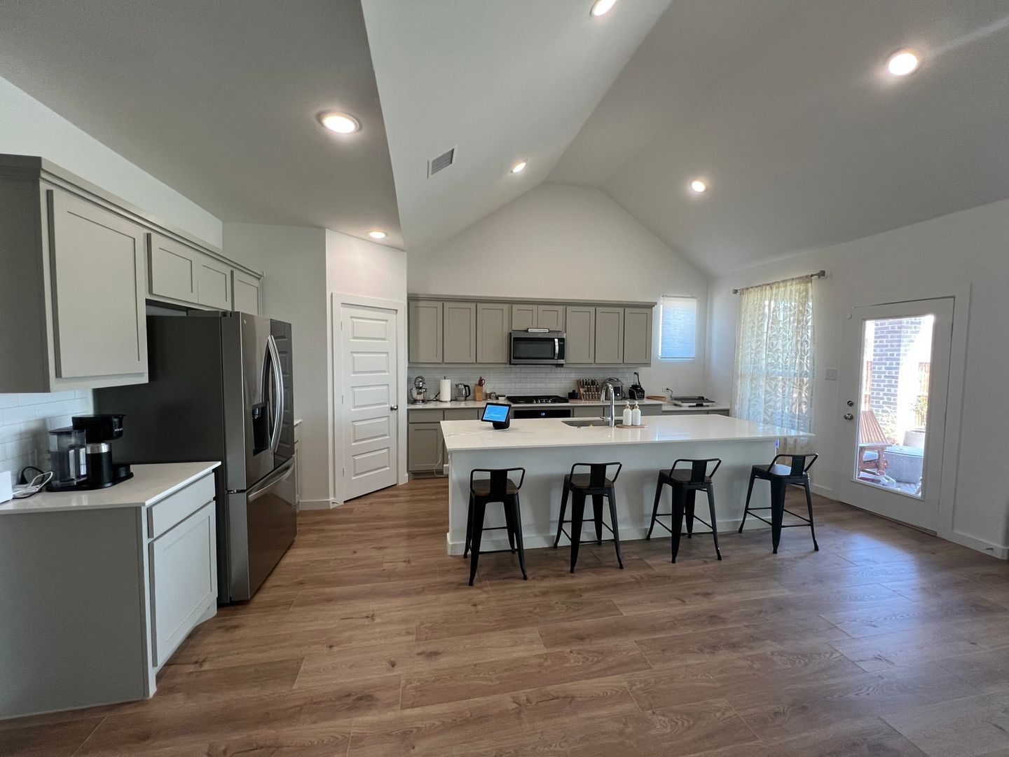 Building Photo - 401 Loganberry Dr