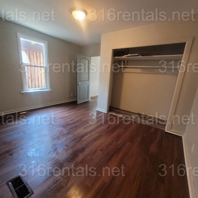Building Photo - $875 - 2 bed 1 bath - Single Family Home