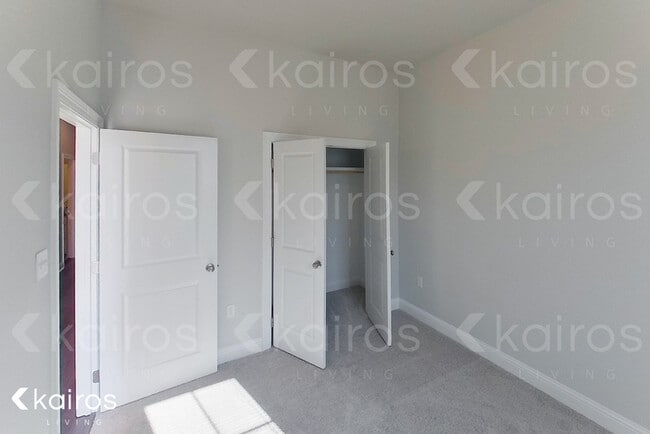 Building Photo - 4816 W Dacha Ln