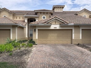 Building Photo - Beautiful 3 Beds and 2.5 Baths townhome with 2 car garage in Stonebridge Commons!