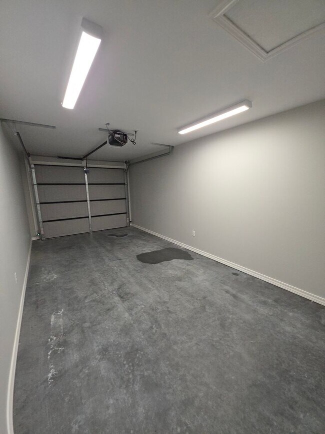 Building Photo - 3204 N Cleveland Ave