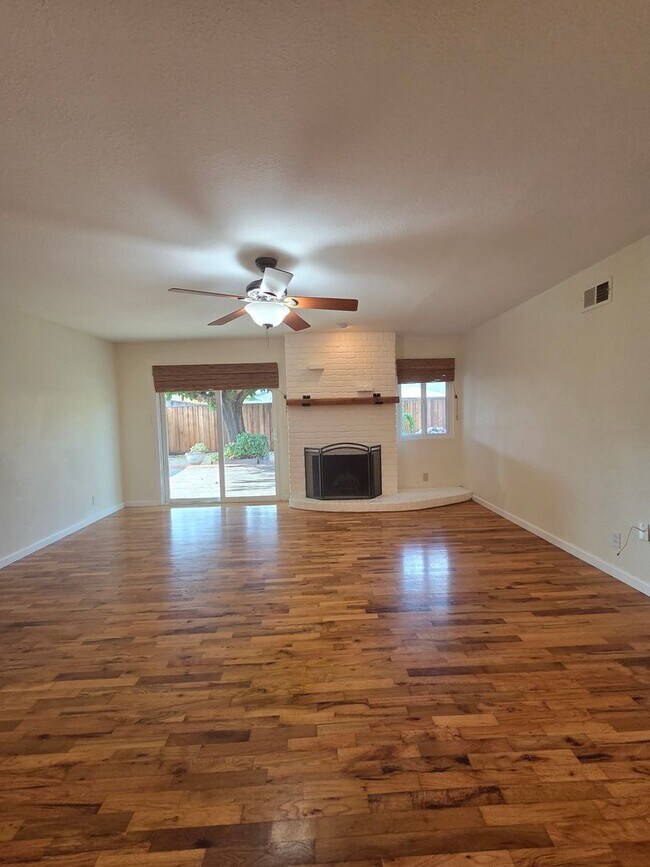 Building Photo - 3 bedroom 2 bath East Petaluma