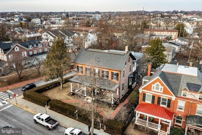 Building Photo - 305 S Walnut St