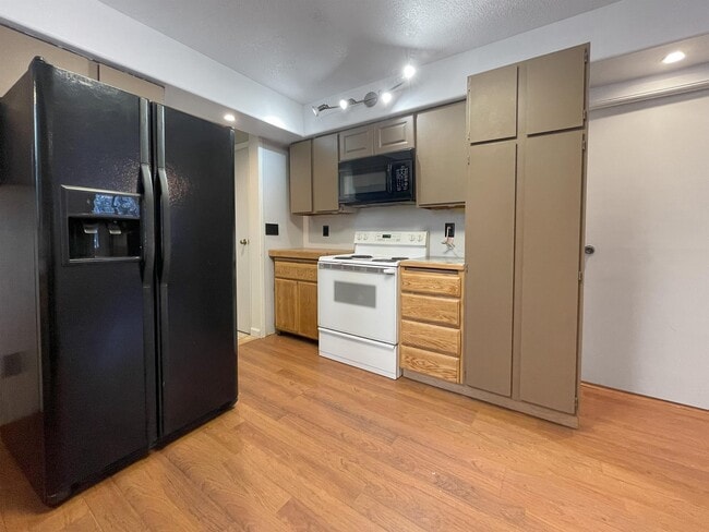 Building Photo - 2239 Independence Cir E