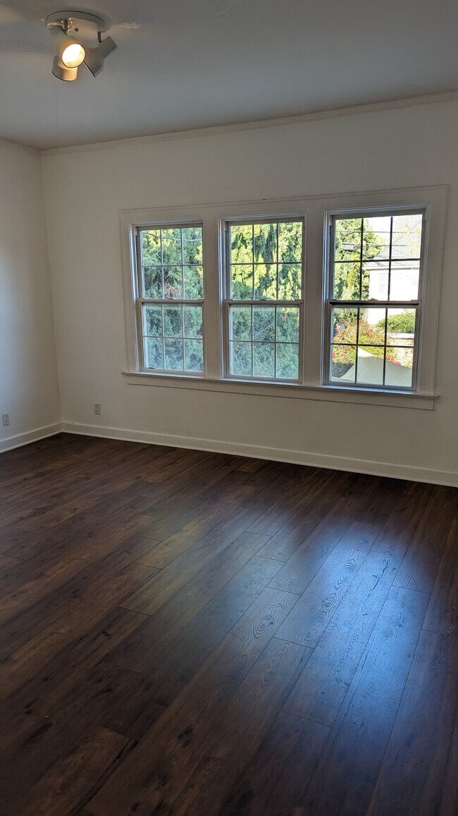 Building Photo - 158 S Sycamore Ave