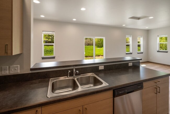 Building Photo - Gorgeous 3 Bedroom condos with double stal...