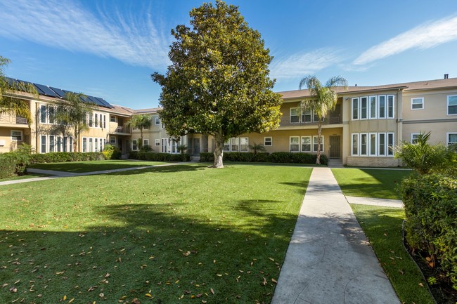 Beautiful Courtyard - Baldwin Manor and Windsor Manor Apartments