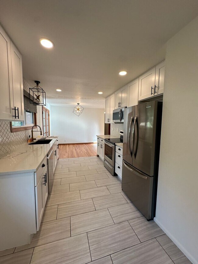 Building Photo - GORGEOUS RANCH STYLE HOME ON HUGE MANICURED LOT IN GARDEN HOME IN SW PORTLAND