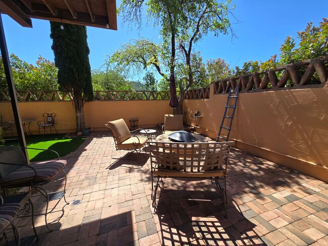 Building Photo - Furnished, 6-12 month rental