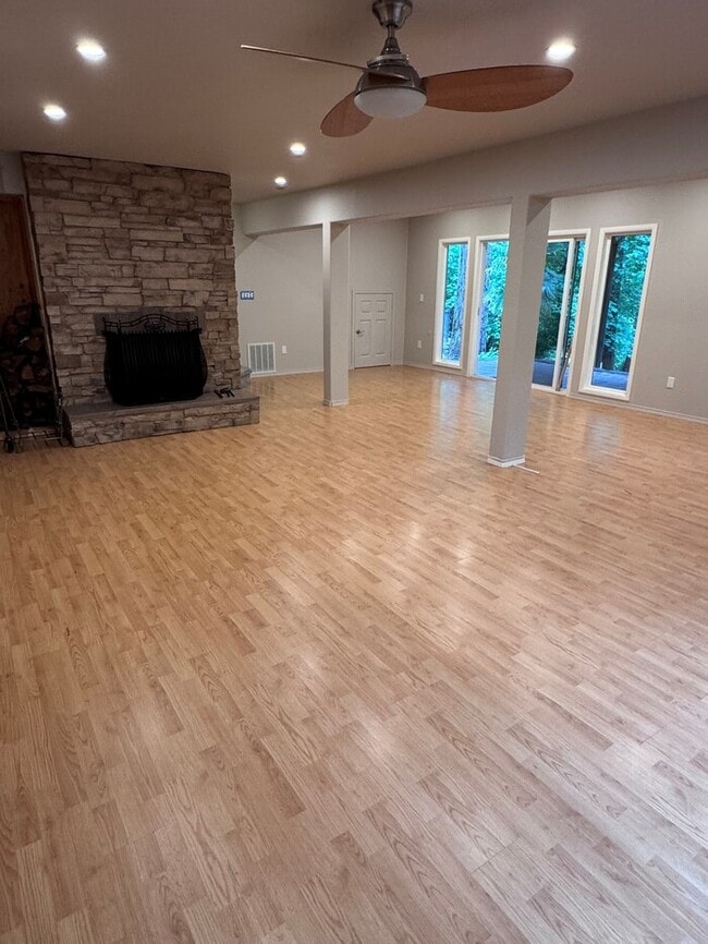 Building Photo - Spacious 4 Bed Home Backing to Private Woodland Trails! Finished Basement, Large Deck, Office, Pe...