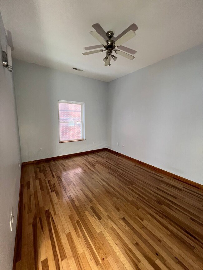 Building Photo - 2 bedrooms, 2 baths Downtown!