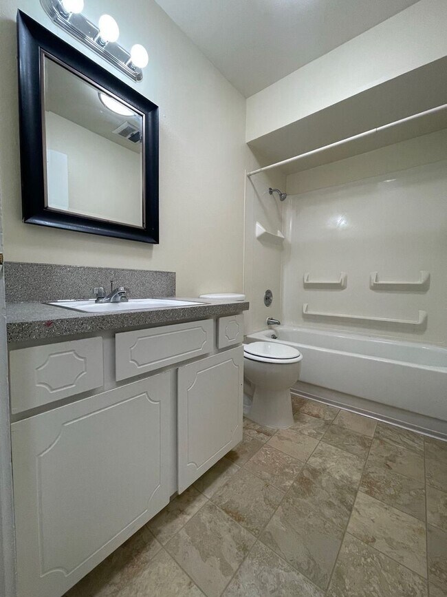 Building Photo - Spacious Montavilla 2 Bedroom Top Floor Un...