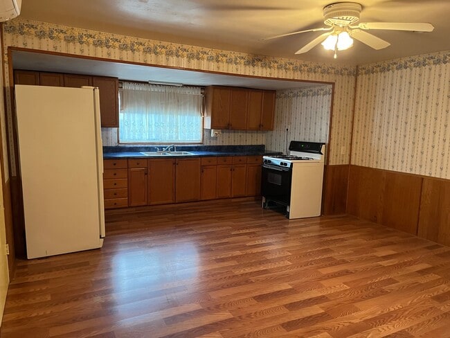 Building Photo - 503 N Pecan St