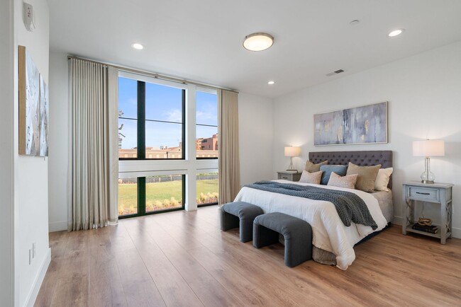Building Photo - LUX 3BD, 5BA Townhome Near Cherry Creek, C...