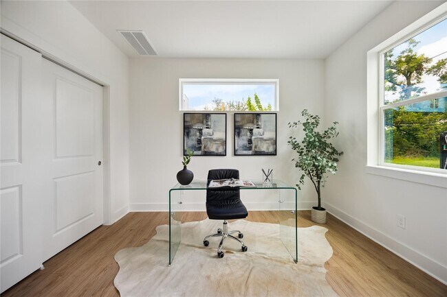 Building Photo - 835 Rachel St