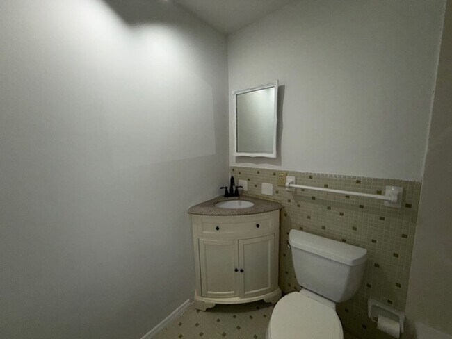 Building Photo - Spacious 5BR / 2BA in Manchester For Rent