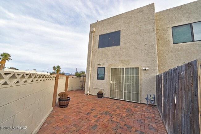 Building Photo - 2190 N 1st Ave