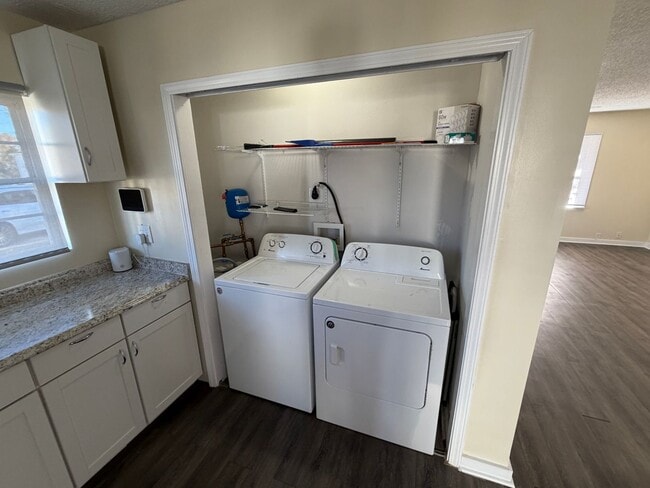 Building Photo - 3 Bedroom House - Large Storage Building a...