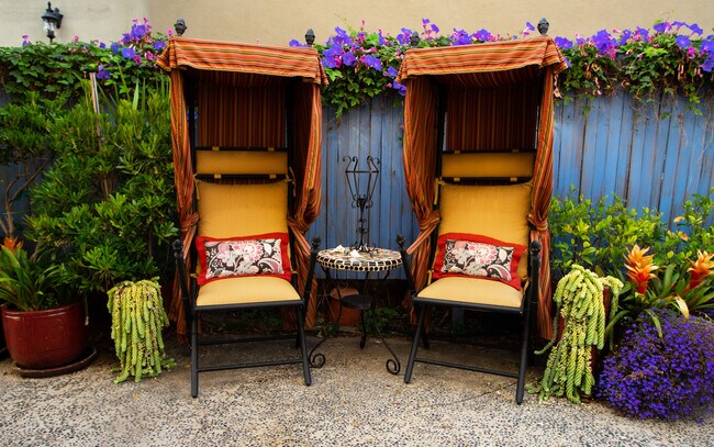 Campaign Chairs in Garden - 848 17th St