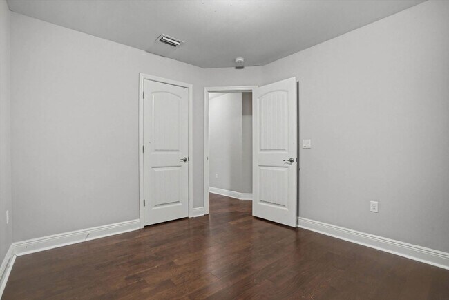 Building Photo - HEART OF DAPHNE!