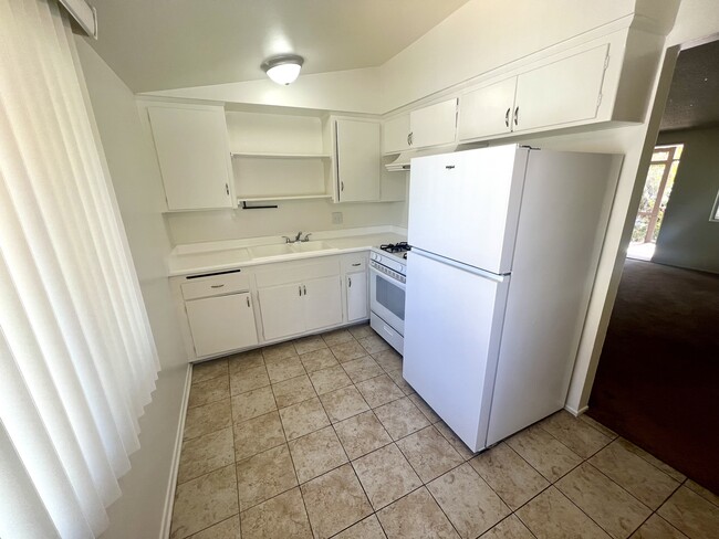 Building Photo - Conejo Park Apartments
