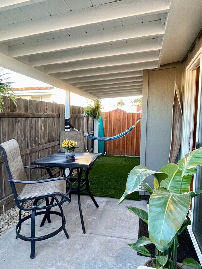Building Photo - Fully Furnished, Turn Key North Clairemont | Vaulted Ceilings & Private Patio