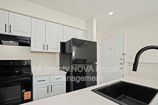 Building Photo - 1611 Carriage House Terrace