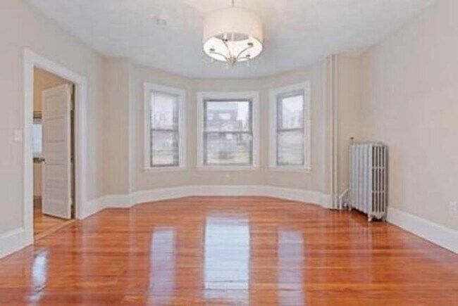 Building Photo - 94 Gladstone St