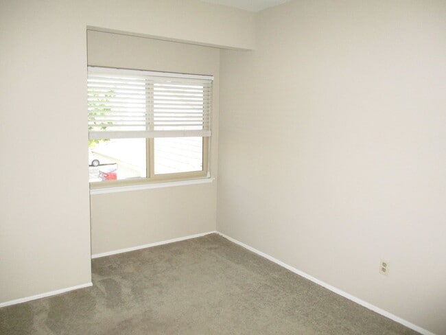 Building Photo - Rancho Bernardo 3 bedroom 2.5 bath Spaciou...