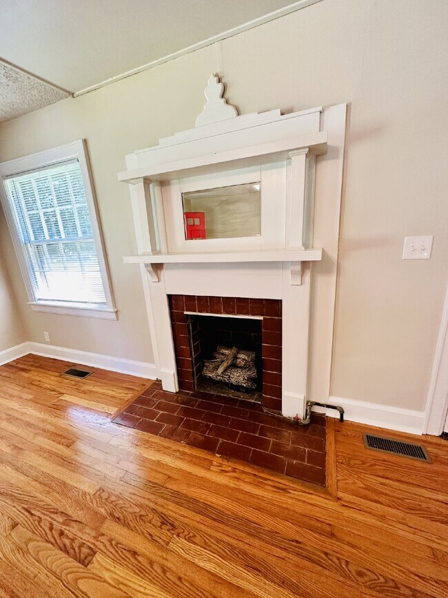 Building Photo - Wonderful 3BR/2.5BA in Hendersonville!