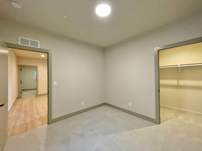 Building Photo - Spacious & Stunningly Remodeled Duplex in ...