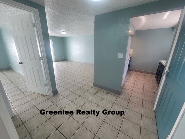 Building Photo - Updated 1 Bed/1 Bath Apt - Water/Sewer/Trash Included in Rent - Private Fenced-in Back Patio - Ti...