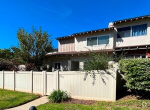 Building Photo - Newbury Park townhome w/3+2, en-suite, gar...