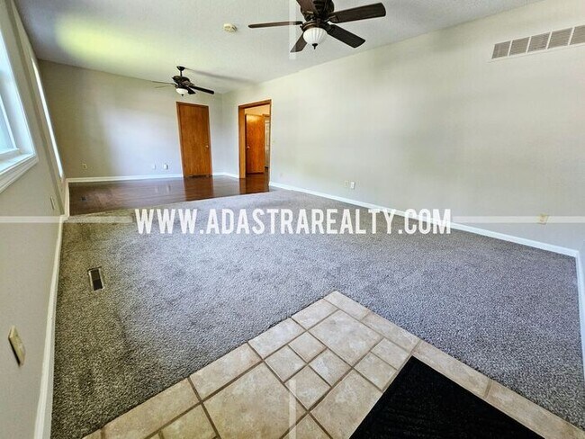 Building Photo - Spacious North Overland Park Bungalow-Available in FEBRUARY!!